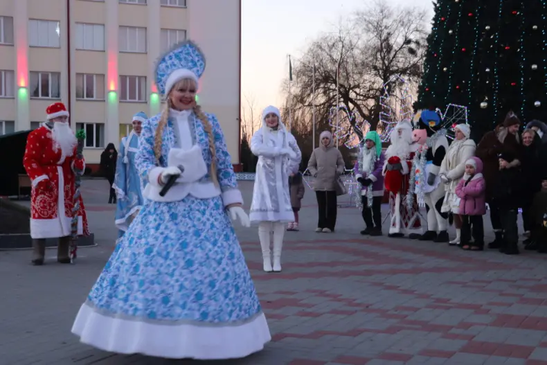 Сегодня в Октябрьском на Центральной площади прошел районный праздник "Торжество новогодних огней". - 5359025663623