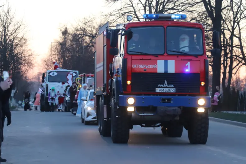Сегодня в Октябрьском на Центральной площади прошел районный праздник "Торжество новогодних огней". - 5359025579911