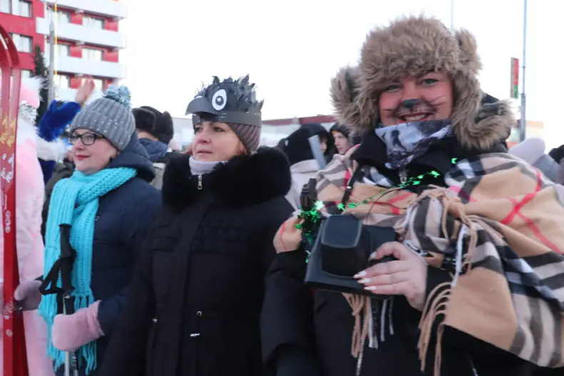 Сегодня в Октябрьском на Центральной площади прошел районный праздник "Торжество новогодних огней". - 5359025587847