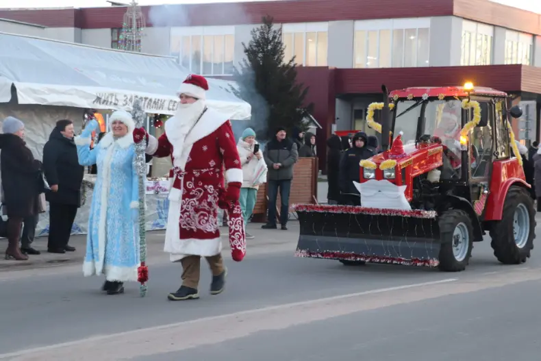 Сегодня в Октябрьском на Центральной площади прошел районный праздник "Торжество новогодних огней". - 5359025586567