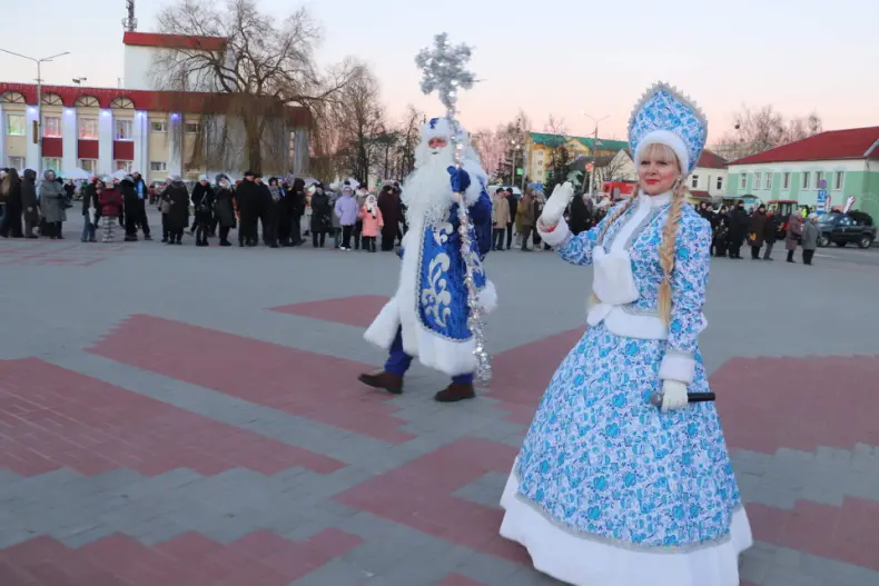 Сегодня в Октябрьском на Центральной площади прошел районный праздник "Торжество новогодних огней". - 5359025574535