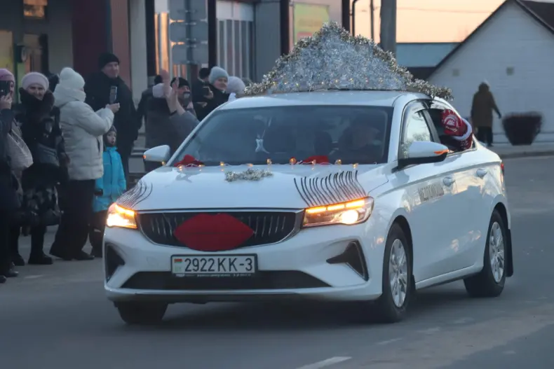 Сегодня в Октябрьском на Центральной площади прошел районный праздник "Торжество новогодних огней". - 5359025584519