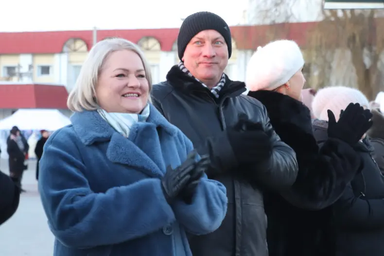 Сегодня в Октябрьском на Центральной площади прошел районный праздник "Торжество новогодних огней". - 5359025581447