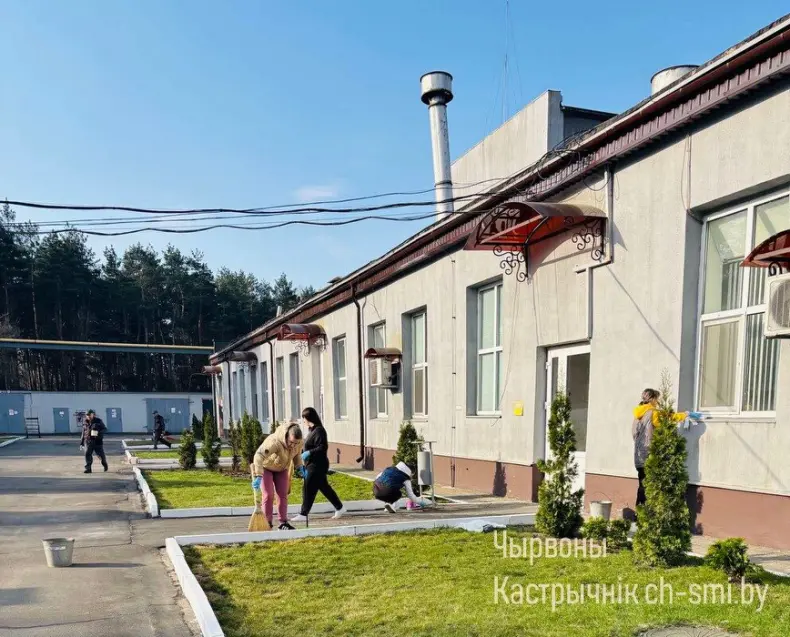 С хорошим настроением и энтузиазмом жители Октябрьского района подключились к областному субботнику - 5360118115719