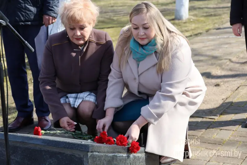 В Октябрьском почтили память  жертв Хатыни около памятного места "Каплица памяти" - 5360059535495