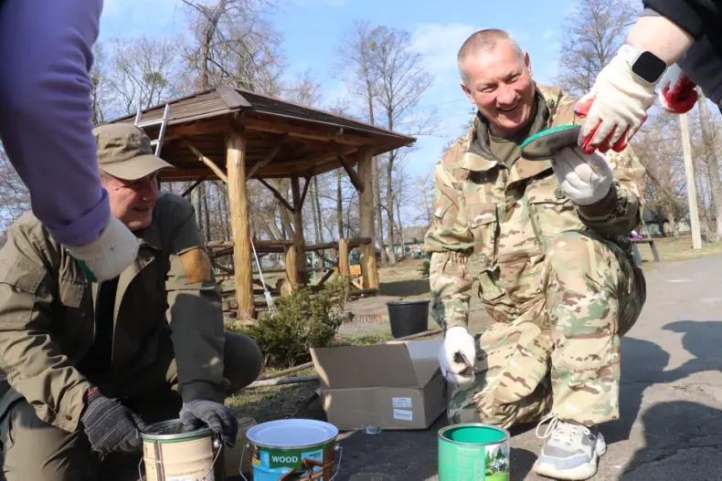 Областной субботник собрал 28 марта и руководителей, и представителей трудовых коллективов Октябрьщины. - 5360118833031