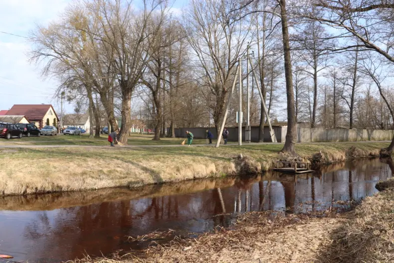 Областной субботник собрал 28 марта и руководителей, и представителей трудовых коллективов Октябрьщины. - 5360118769031