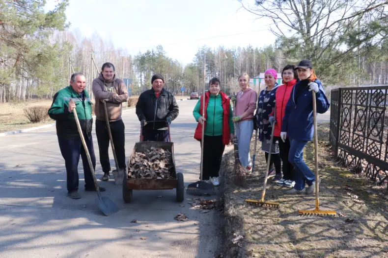 Областной субботник собрал 28 марта и руководителей, и представителей трудовых коллективов Октябрьщины. - 5360118797703