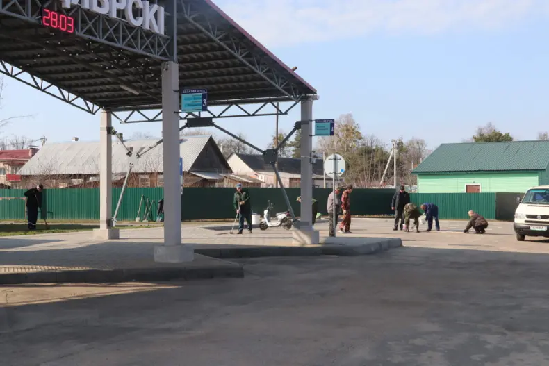 Областной субботник собрал 28 марта и руководителей, и представителей трудовых коллективов Октябрьщины. - 5360118800263