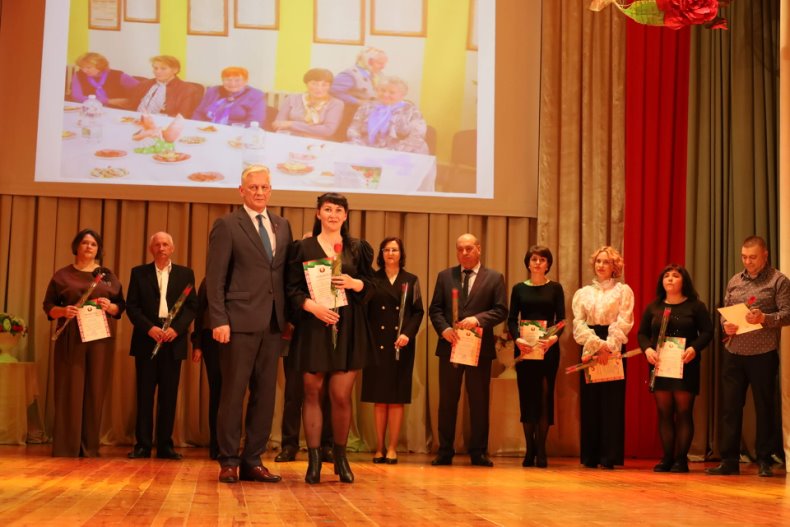 В центре досуга прошел торжественный вечер, посвященный Дню работников бытового обслуживания населения и жилищно-коммунального хозяйства «Празднуем вместе». - 5360042105223