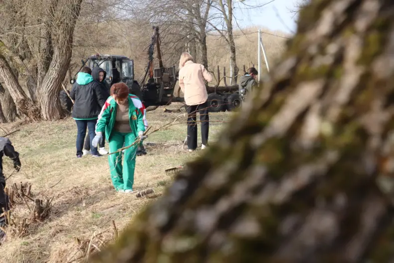 Областной субботник собрал 28 марта и руководителей, и представителей трудовых коллективов Октябрьщины. - 5360118724231