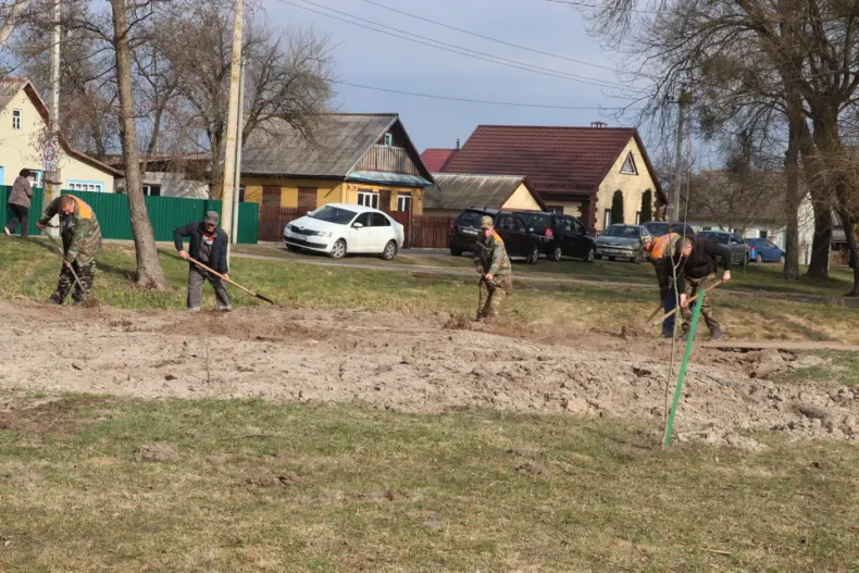 Областной субботник собрал 28 марта и руководителей, и представителей трудовых коллективов Октябрьщины. - 5360118721671