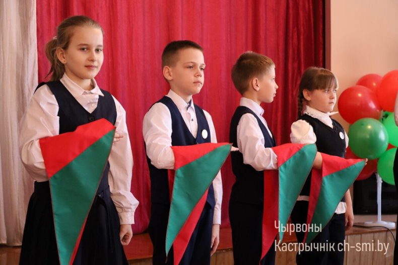Церемония вступления в  октябрята, пионеры, члены Белорусского республиканского молодежного союза и РОО "Белая Русь" прошла сегодня в средней школе №2. - 5359965995143