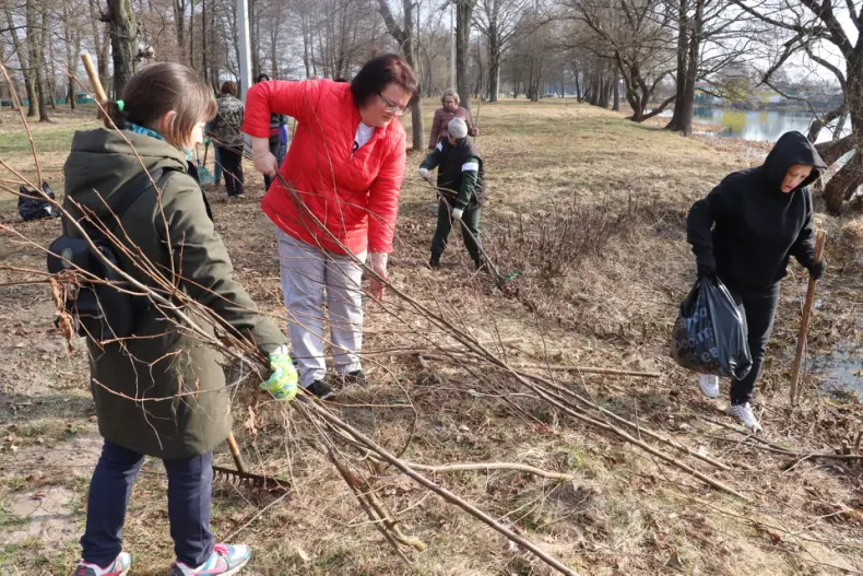 Областной субботник собрал 28 марта и руководителей, и представителей трудовых коллективов Октябрьщины. - 5360118711175