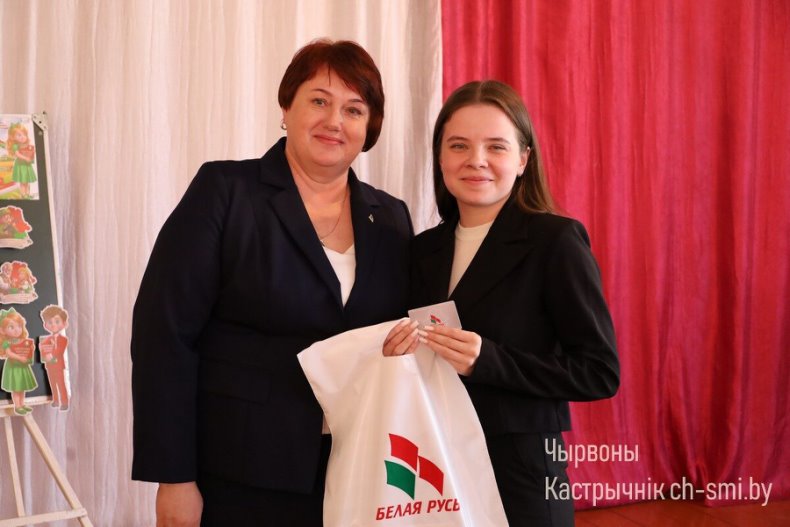 Церемония вступления в  октябрята, пионеры, члены Белорусского республиканского молодежного союза и РОО "Белая Русь" прошла сегодня в средней школе №2. - 5359965993095