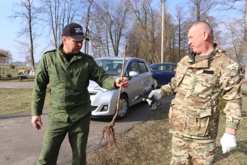 Областной субботник собрал 28 марта и руководителей, и представителей трудовых коллективов Октябрьщины. - 5360118722695