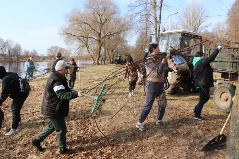 Областной субботник собрал 28 марта и руководителей, и представителей трудовых коллективов Октябрьщины. - 5360118726023