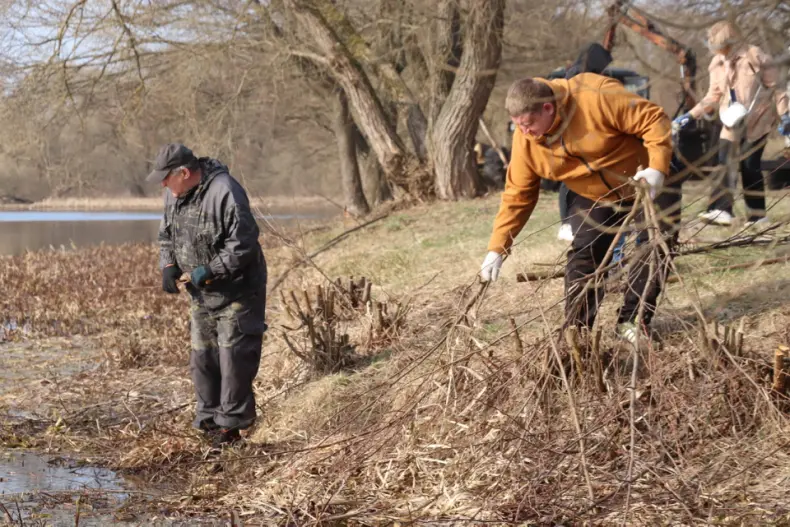 Областной субботник собрал 28 марта и руководителей, и представителей трудовых коллективов Октябрьщины. - 5360118724487