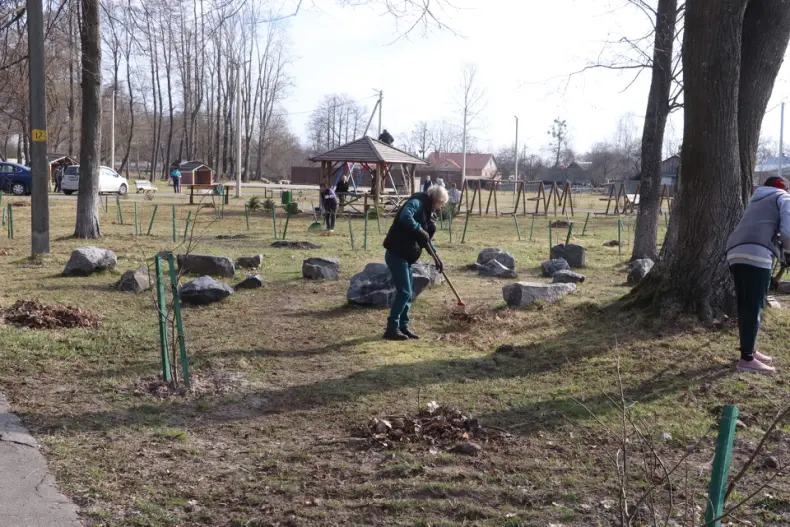 Областной субботник собрал 28 марта и руководителей, и представителей трудовых коллективов Октябрьщины. - 5360118723975