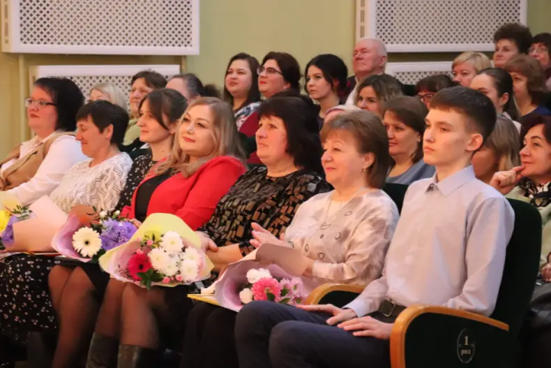 Торжественный вечер и праздничный концерт, посвященные Дню женщин, прошел в Октябрьском центре досуга накануне 8 Марта. - 5359879588743