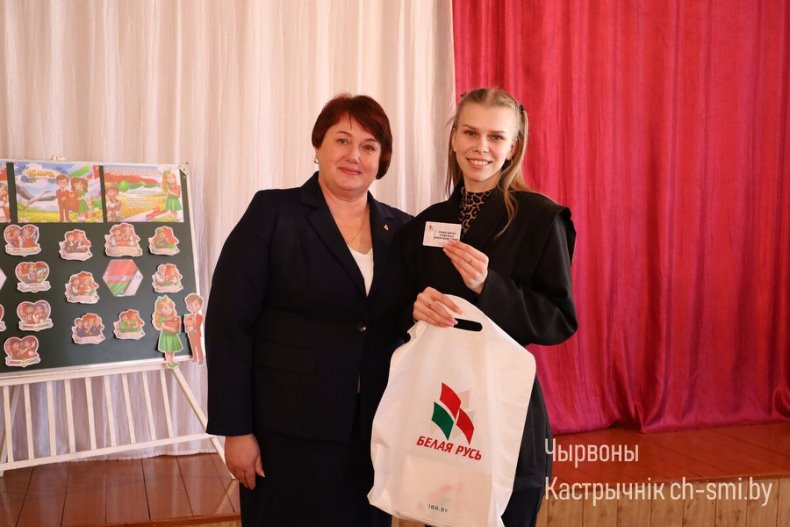 Церемония вступления в  октябрята, пионеры, члены Белорусского республиканского молодежного союза и РОО "Белая Русь" прошла сегодня в средней школе №2. - 5359965992839