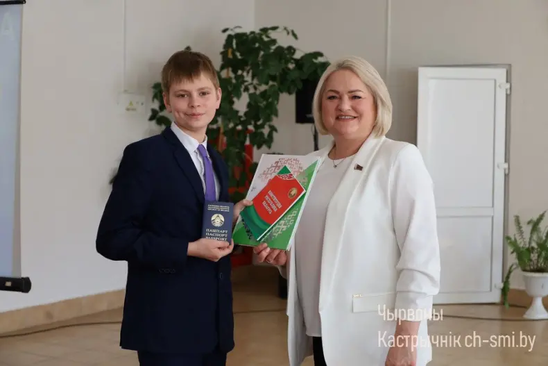 Первый паспорт – первый шаг во взрослую жизнь - 5359985375879