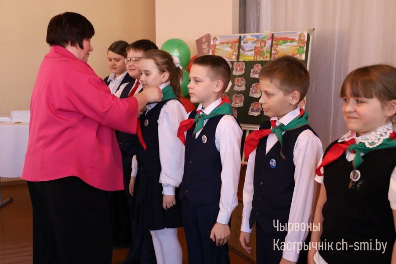 Церемония вступления в  октябрята, пионеры, члены Белорусского республиканского молодежного союза и РОО "Белая Русь" прошла сегодня в средней школе №2. - 5359965994119