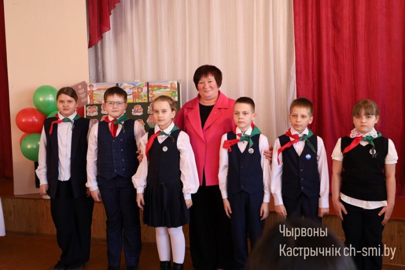 Церемония вступления в  октябрята, пионеры, члены Белорусского республиканского молодежного союза и РОО "Белая Русь" прошла сегодня в средней школе №2. - 5359965993863