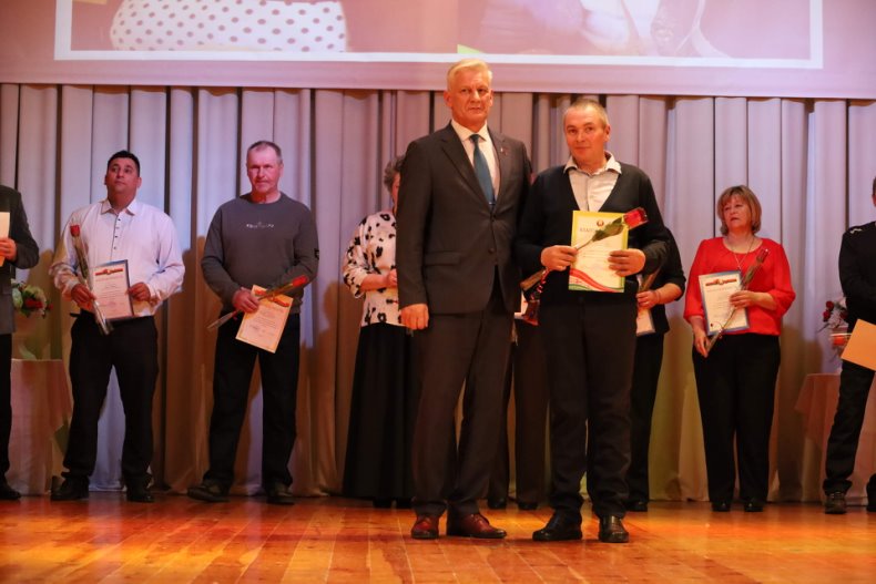 В центре досуга прошел торжественный вечер, посвященный Дню работников бытового обслуживания населения и жилищно-коммунального хозяйства «Празднуем вместе». - 5360042125703