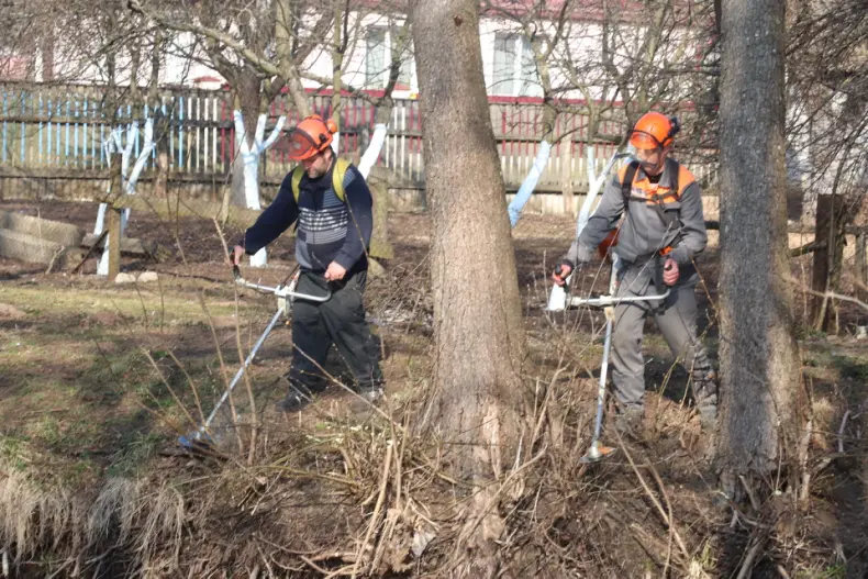 Областной субботник собрал 28 марта и руководителей, и представителей трудовых коллективов Октябрьщины. - 5360118799495