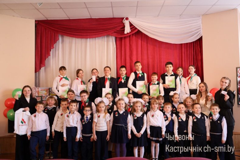 Церемония вступления в  октябрята, пионеры, члены Белорусского республиканского молодежного союза и РОО "Белая Русь" прошла сегодня в средней школе №2. - 5359965990023