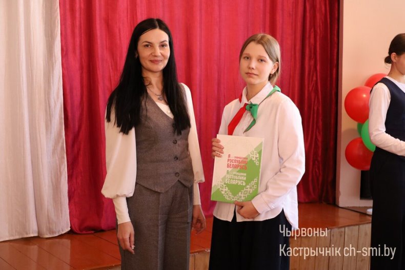 Церемония вступления в  октябрята, пионеры, члены Белорусского республиканского молодежного союза и РОО "Белая Русь" прошла сегодня в средней школе №2. - 5359965991303