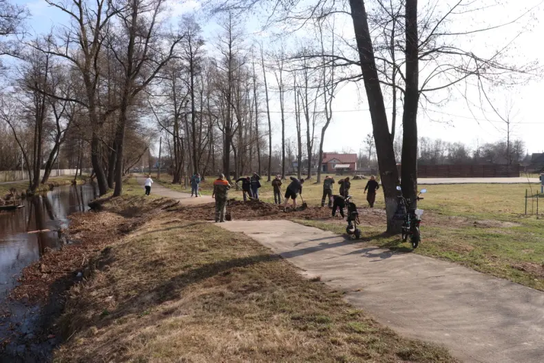 Областной субботник собрал 28 марта и руководителей, и представителей трудовых коллективов Октябрьщины. - 5360118765703