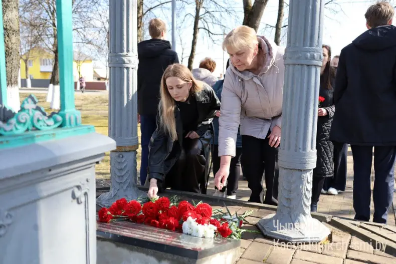 В Октябрьском почтили память  жертв Хатыни около памятного места "Каплица памяти" - 5360059534727