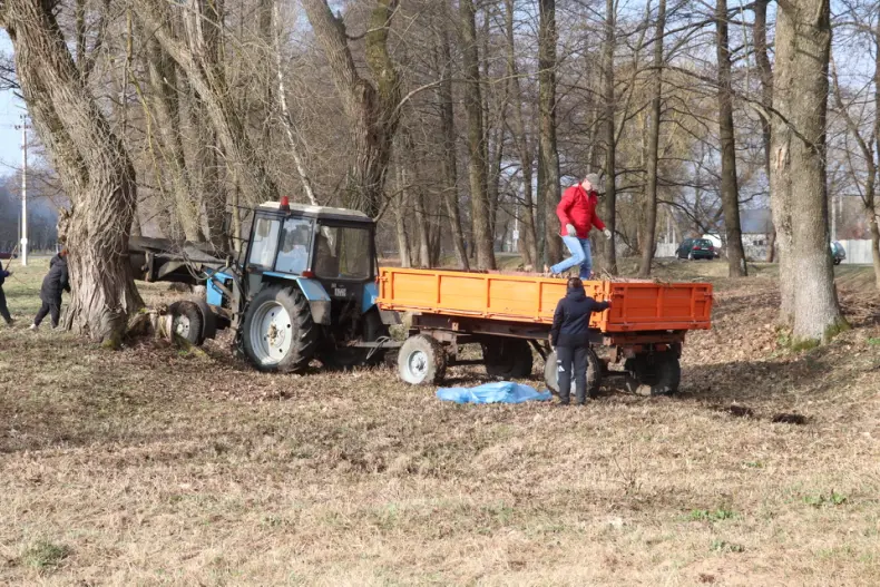 Областной субботник собрал 28 марта и руководителей, и представителей трудовых коллективов Октябрьщины. - 5360118723463