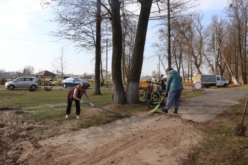 Областной субботник собрал 28 марта и руководителей, и представителей трудовых коллективов Октябрьщины. - 5360118769543