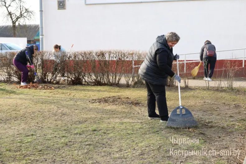 С хорошим настроением и энтузиазмом жители Октябрьского района подключились к областному субботнику - 5360118118535