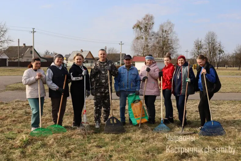 С хорошим настроением и энтузиазмом жители Октябрьского района подключились к областному субботнику - 5360118135175