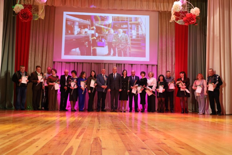 В центре досуга прошел торжественный вечер, посвященный Дню работников бытового обслуживания населения и жилищно-коммунального хозяйства «Празднуем вместе». - 5360042128007