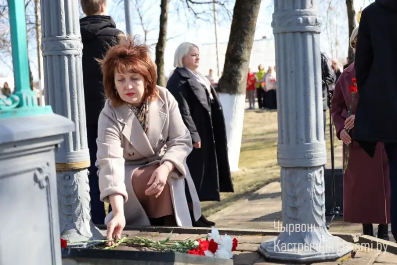 В Октябрьском почтили память  жертв Хатыни около памятного места "Каплица памяти" - 5360059536263