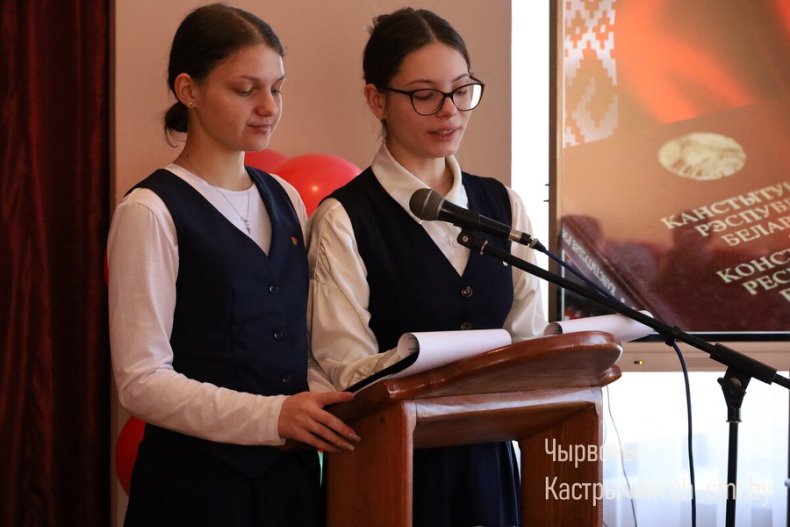 Церемония вступления в  октябрята, пионеры, члены Белорусского республиканского молодежного союза и РОО "Белая Русь" прошла сегодня в средней школе №2. - 5359965990279