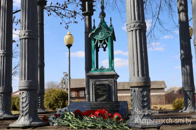 В Октябрьском почтили память  жертв Хатыни около памятного места "Каплица памяти" - 5360059543687