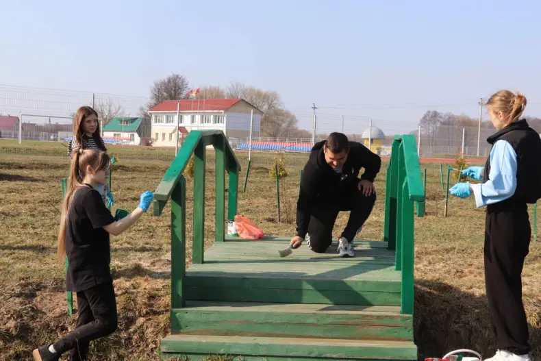 Областной субботник собрал 28 марта и руководителей, и представителей трудовых коллективов Октябрьщины. - 5360118758791