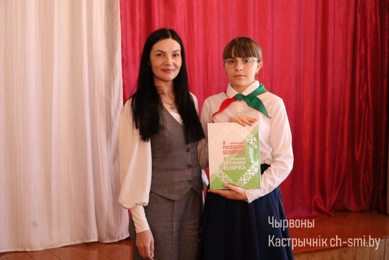 Церемония вступления в  октябрята, пионеры, члены Белорусского республиканского молодежного союза и РОО "Белая Русь" прошла сегодня в средней школе №2. - 5359965990535