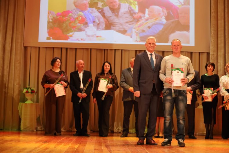 В центре досуга прошел торжественный вечер, посвященный Дню работников бытового обслуживания населения и жилищно-коммунального хозяйства «Празднуем вместе». - 5360042104967