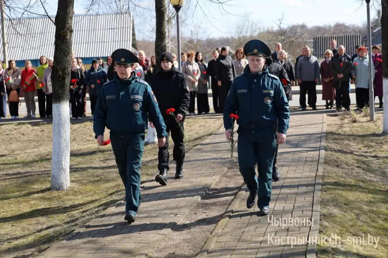 В Октябрьском почтили память  жертв Хатыни около памятного места "Каплица памяти" - 5360059536007