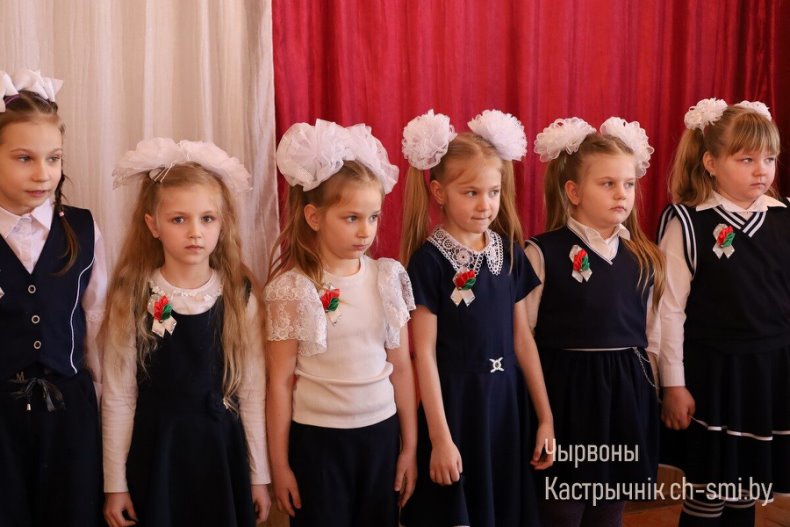 Церемония вступления в  октябрята, пионеры, члены Белорусского республиканского молодежного союза и РОО "Белая Русь" прошла сегодня в средней школе №2. - 5359965996423