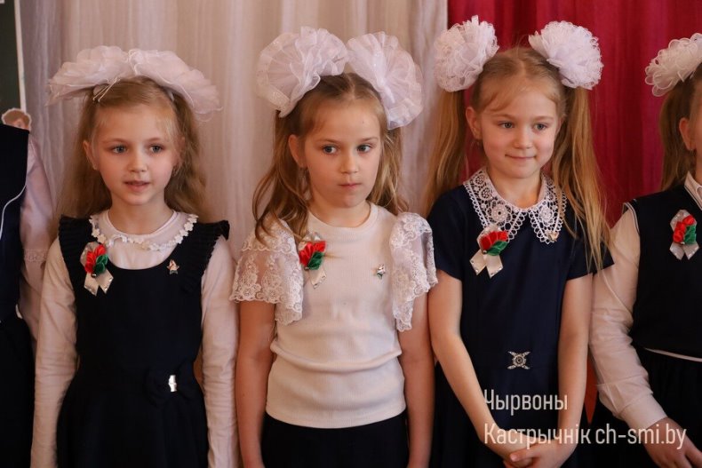 Церемония вступления в  октябрята, пионеры, члены Белорусского республиканского молодежного союза и РОО "Белая Русь" прошла сегодня в средней школе №2. - 5359965995655