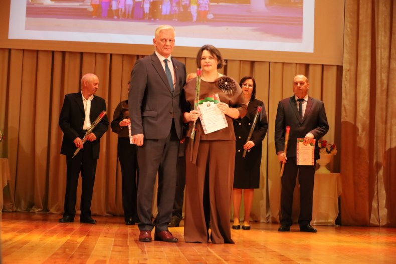 В центре досуга прошел торжественный вечер, посвященный Дню работников бытового обслуживания населения и жилищно-коммунального хозяйства «Празднуем вместе». - 5360042106503