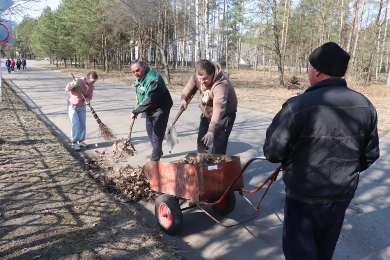 Областной субботник собрал 28 марта и руководителей, и представителей трудовых коллективов Октябрьщины. - 5360118798471